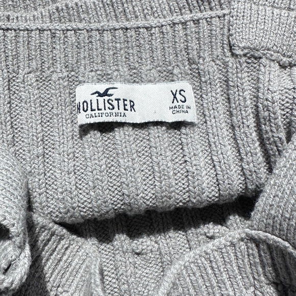 #52 Hollister Knitted Crop Top in Gray - Picture 3 of 3